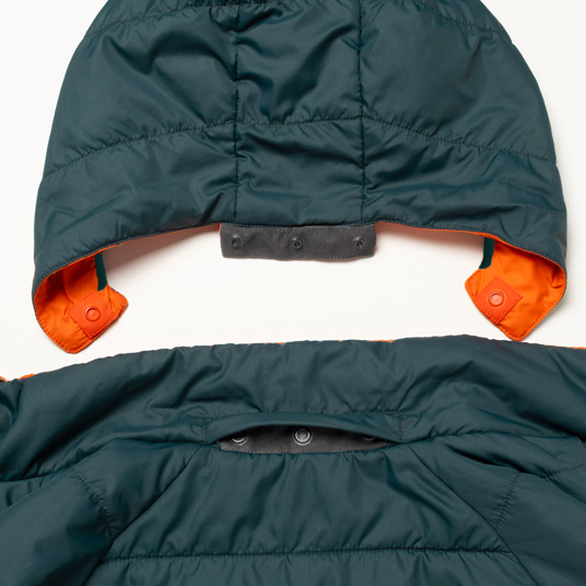 フードはスナップボタンで着脱可能