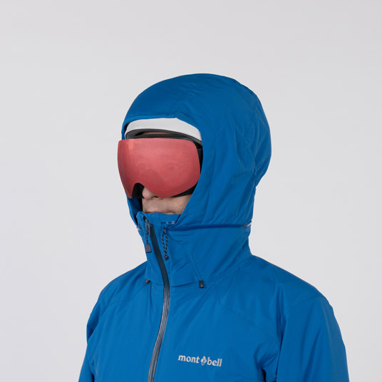 ヘルメット着用の有無に関わらず、高いフィット感が得られる立体フードパターン