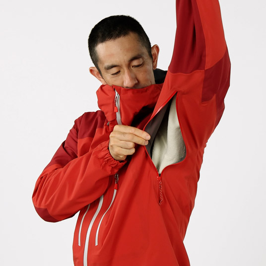 衣服内の蒸れを素早く排出するピットジップを装備