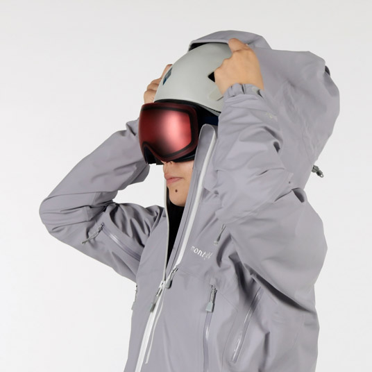 ヘルメット着用の有無に関わらず、高いフィット感が得られる立体フードパターン