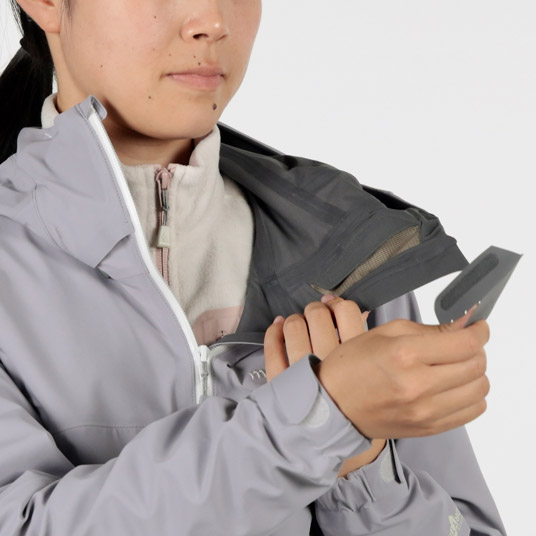 襟内側の直接肌に触れる口元のパーツは取り外して洗濯が可能