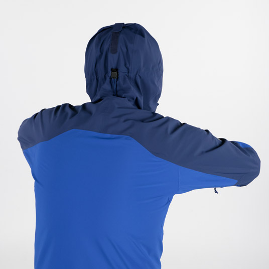 ストレッチ性があり、激しい動きにもスムーズに追随します