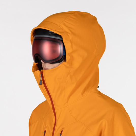 ヘルメット着用の有無に関わらず、高いフィット感が得られる立体フードパターン