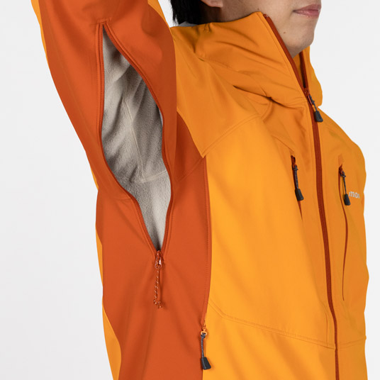衣服内の蒸れを素早く排出するピットジップを装備