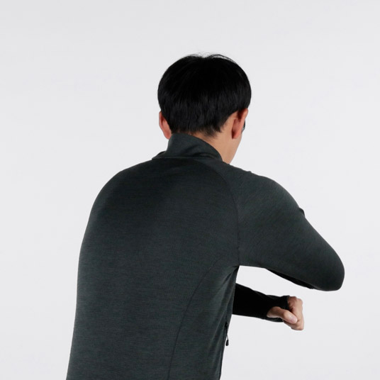 優れたストレッチ性を備え体の動きにしなやかに追従