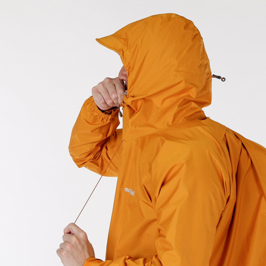 襟元のドローコードでフードの顔周囲のフィット感を調節可能