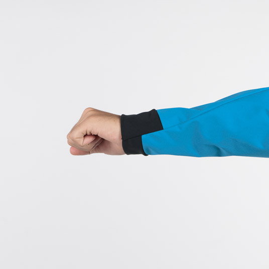 袖口の縫い目を斜めにすることでよく伸び、不快な締め付け感のない快適な着心地を実現