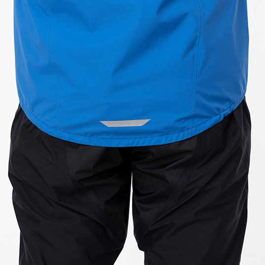 乗車姿勢に適したロングテールデザイン（反射テープ付き）