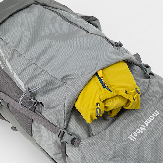 脱いだウエアなどを挟んでおけるコンプレッションポケット。 (画像はチャチャパック40)