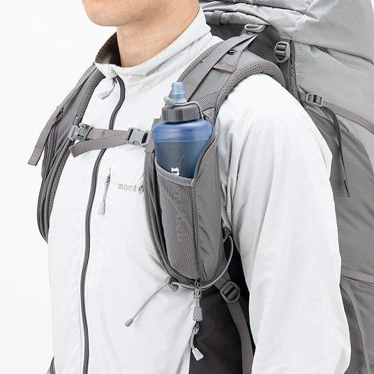 ボトルや小物の収納に適したショルダーポケット。ボトルを固定するストッパー付き。