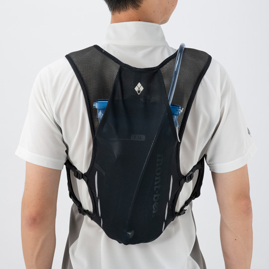 荷物を降ろさずにチューブで吸水するトレールウォーターパック1.5Lに対応
