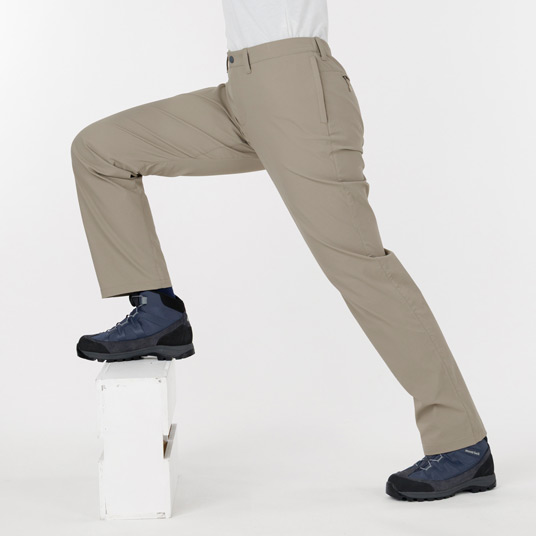登山やトレッキングに適した、横または縦方向へのストレッチ性を備えています