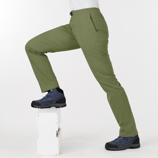 登山やトレッキングに適した、横または縦方向へのストレッチ性を備えています