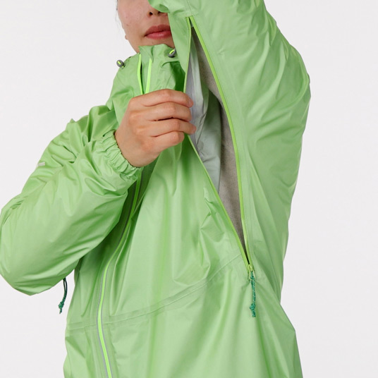 両脇に衣服内の蒸れを素早く排出するピットジップを装備