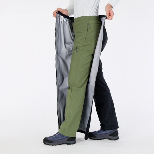 サイドが全開でき、登山靴などを履いたままでもパンツの着脱が簡単に行えます。