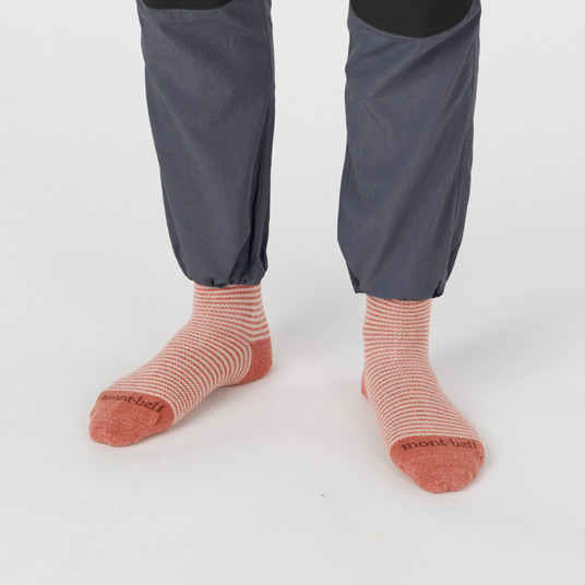 裾に通したゴムで、ばたつきを抑えたり、丈の調整が可能