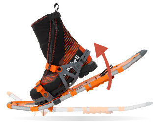 アルパイン用の登山靴にライトアルパインスノーシューを装着。かかとを上げている様子。