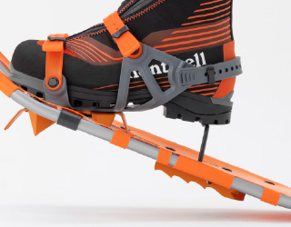 アルパイン用の登山靴にライトアルパインスノーシューを装着。かかとのヒールリフトを立ち上げて使用。